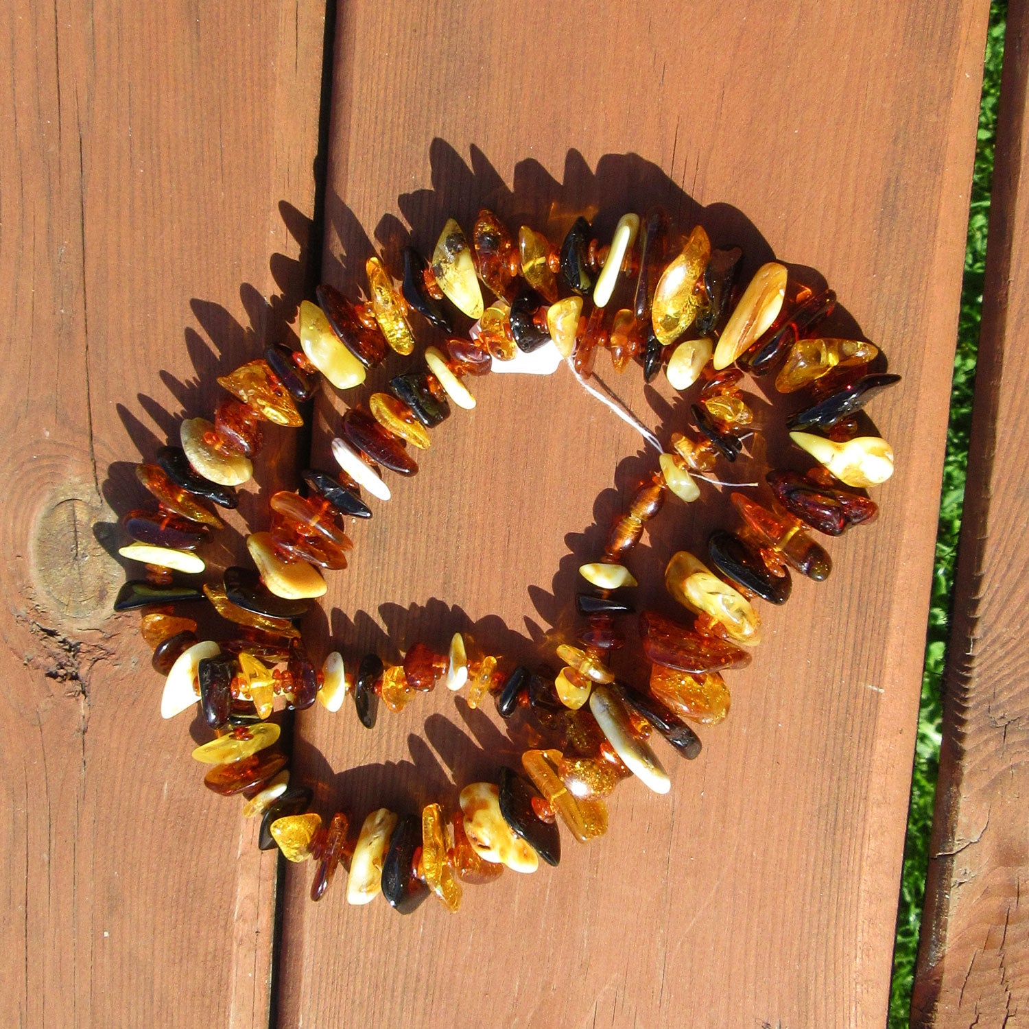 Einzelstück: Lange Kette aus flachen, bunten Bernsteinen