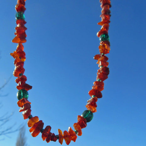 Natürliche Kette aus unpolierten Bernsteinen und Seeglas