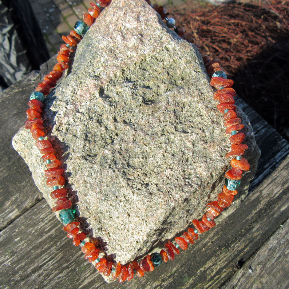 Natürliche Kette aus unpolierten Bernsteinen und Seeglas