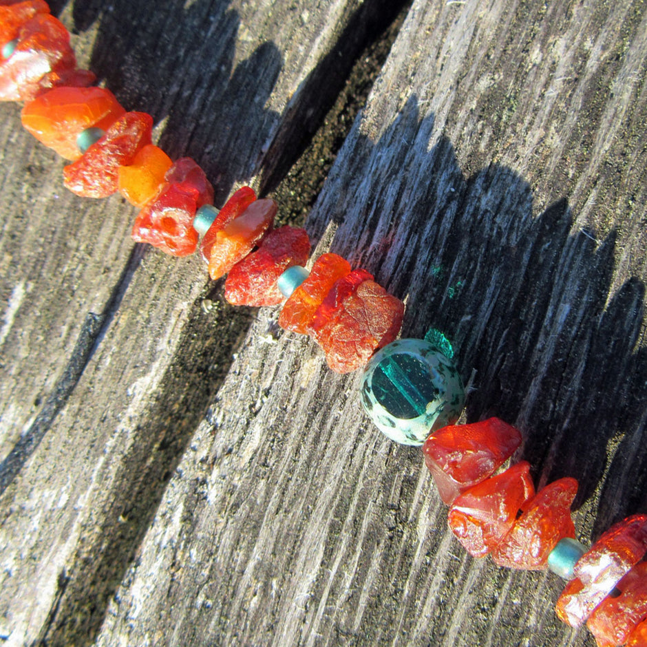 Natürliche Kette aus unpolierten Bernsteinen und Seeglas