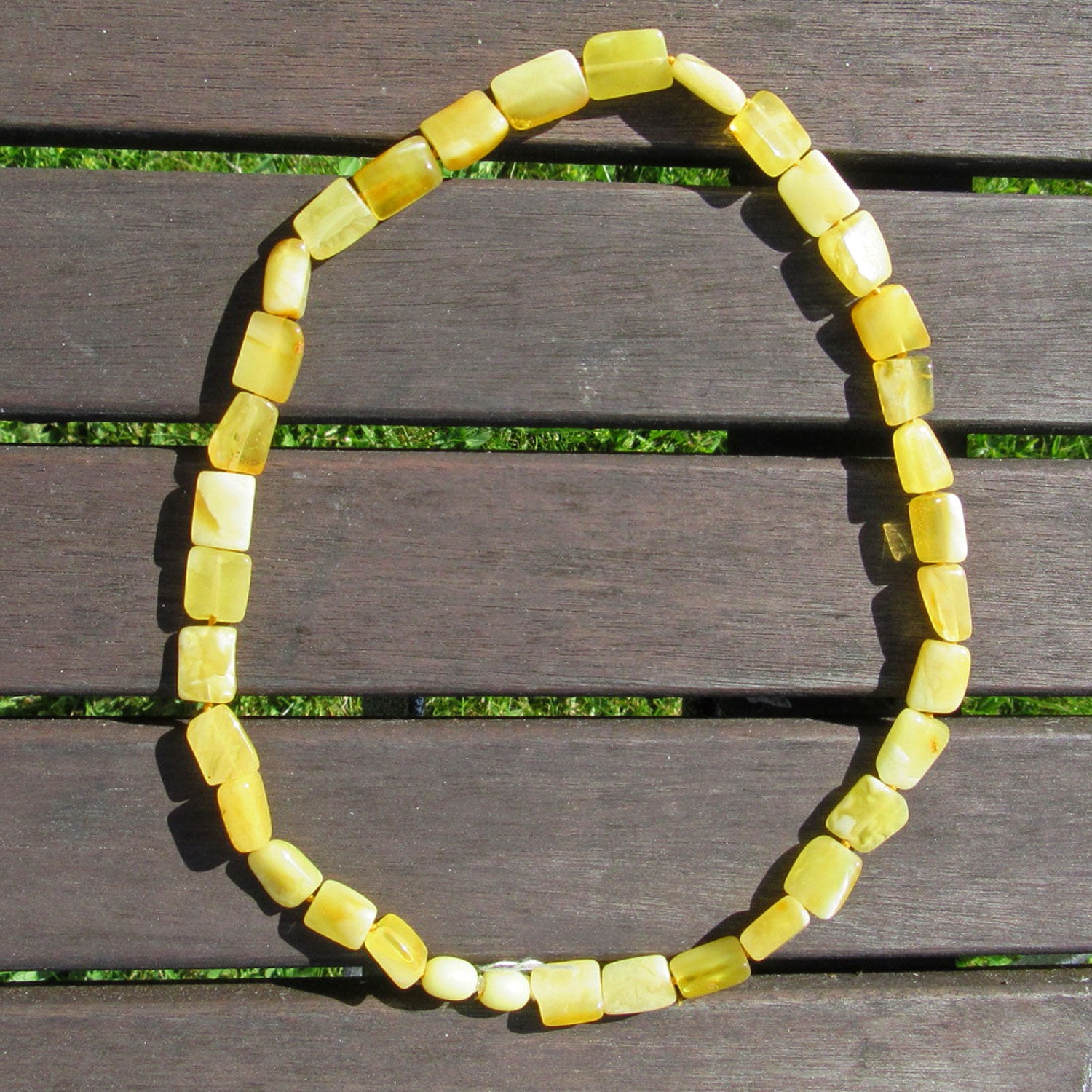 Lange Bernsteinkette aus gelblichen Stücken, Unikat