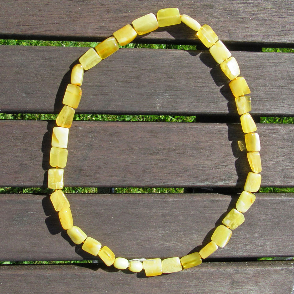 Lange Bernsteinkette aus gelblichen Stücken, Unikat