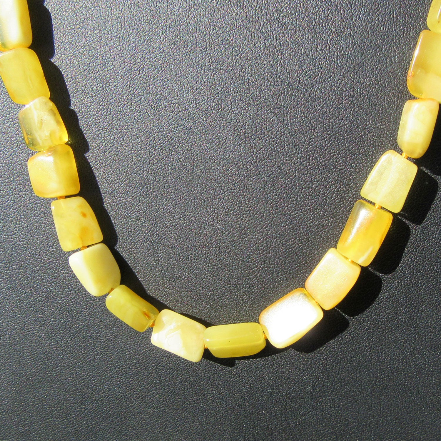 Lange Bernsteinkette aus gelblichen Stücken, Unikat
