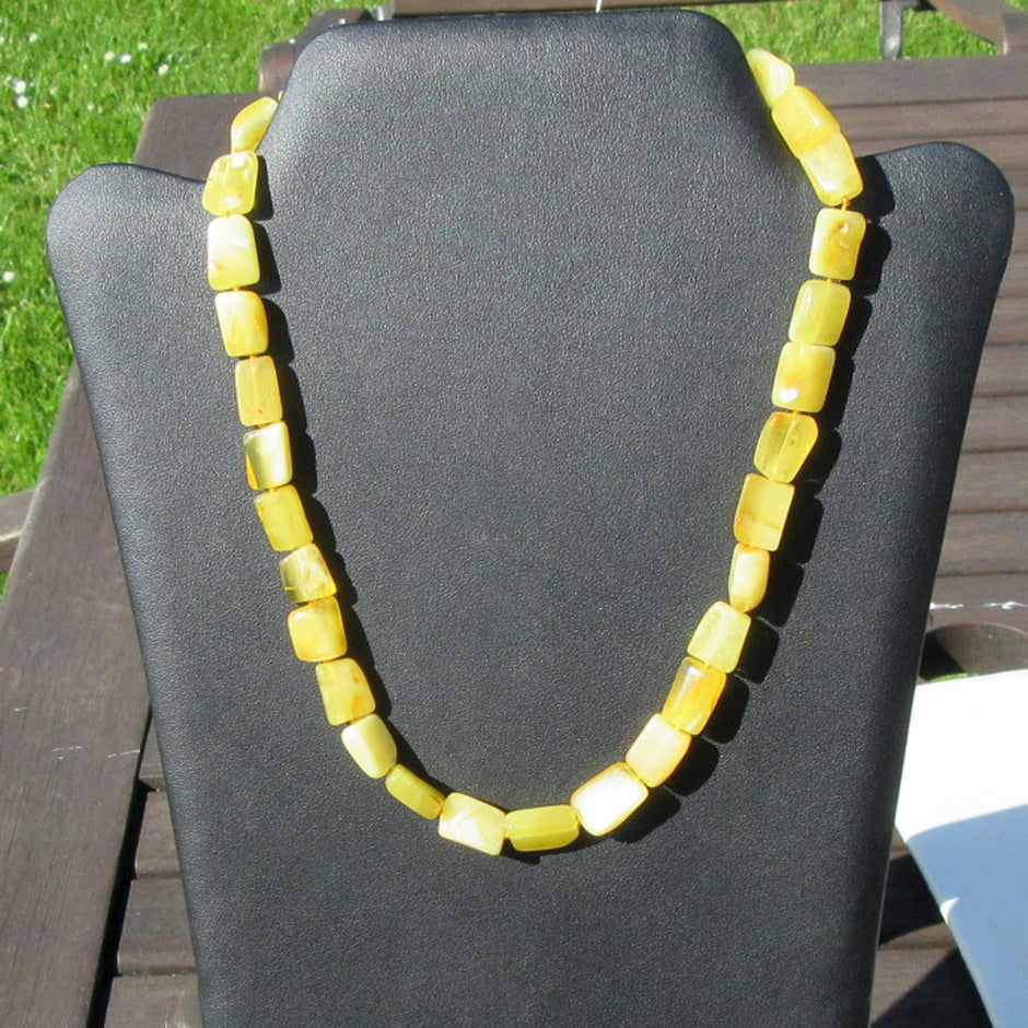 Lange Bernsteinkette aus gelblichen Stücken, Unikat