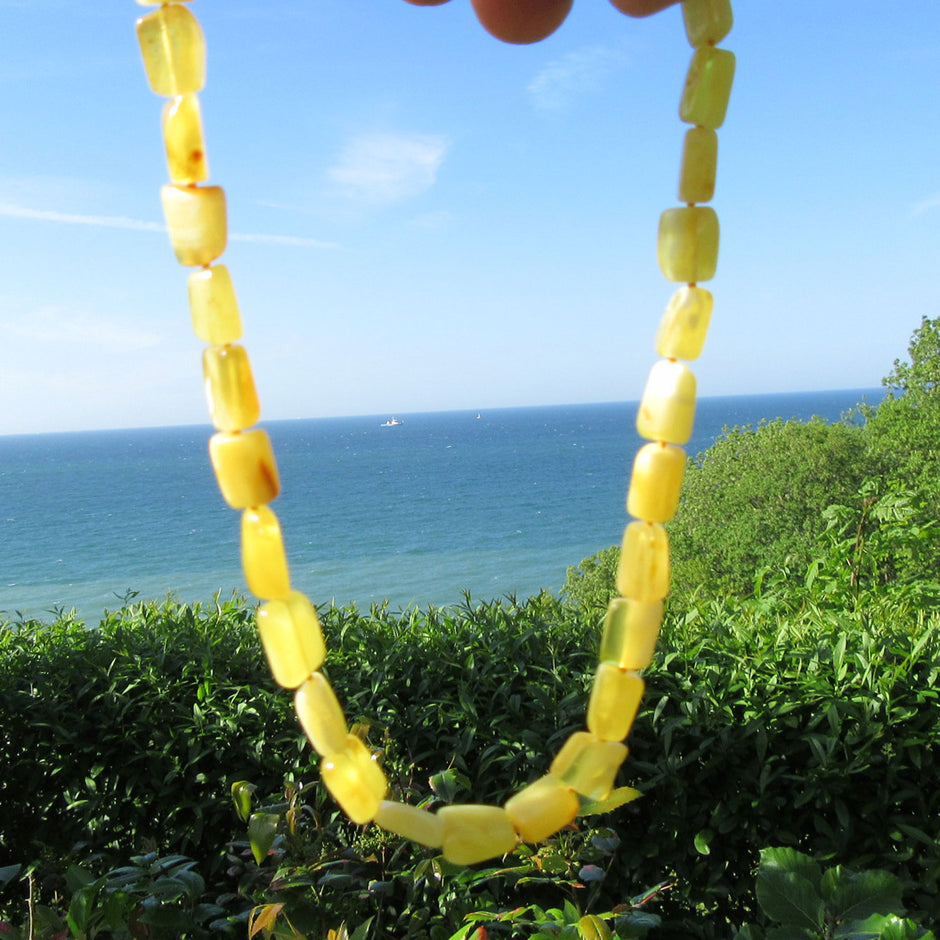 Lange Bernsteinkette aus gelblichen Stücken, Unikat