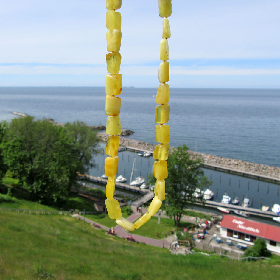 Lange Bernsteinkette aus gelblichen Stücken, Unikat