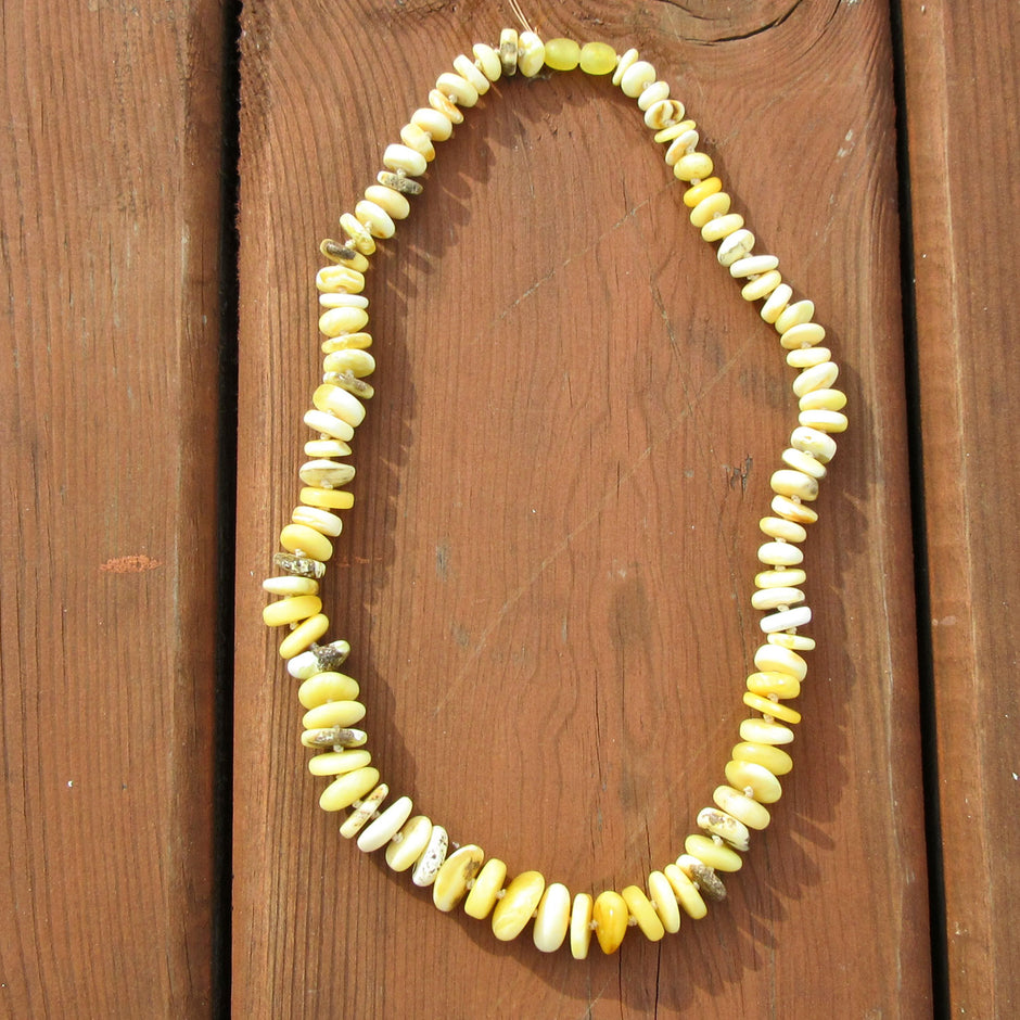 Bernsteinkette aus weissen/elfenbeinfarbenen Scheibchen, mit Einschlüssen