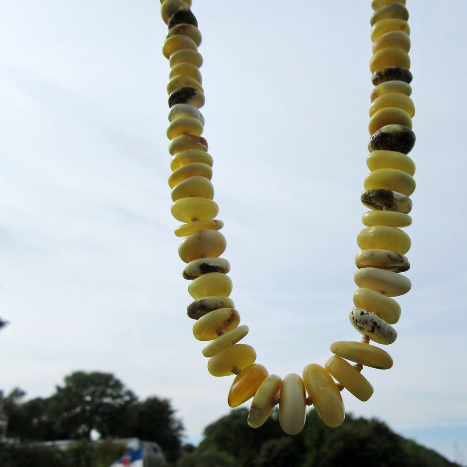 Bernsteinkette aus weissen/elfenbeinfarbenen Scheibchen, mit Einschlüssen