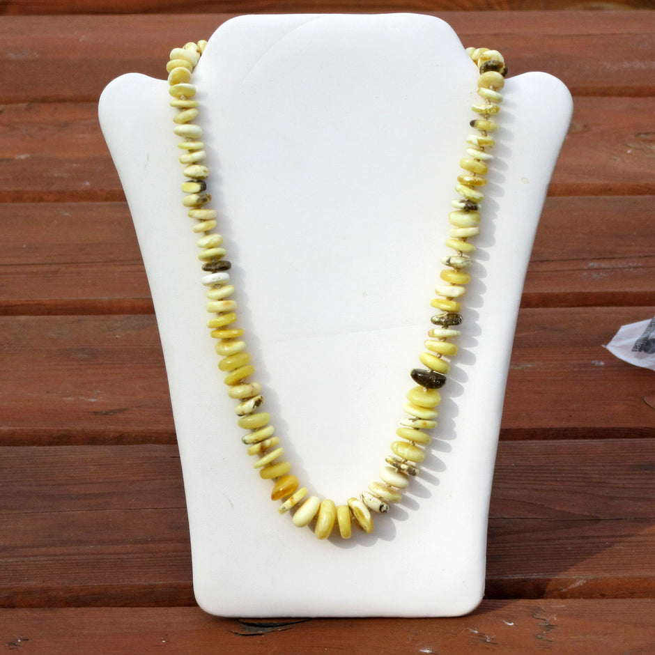 Bernsteinkette aus weissen/elfenbeinfarbenen Scheibchen, mit Einschlüssen