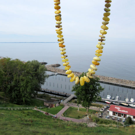 Bernsteinkette aus weißen Scheibchen mit Einschlüssen