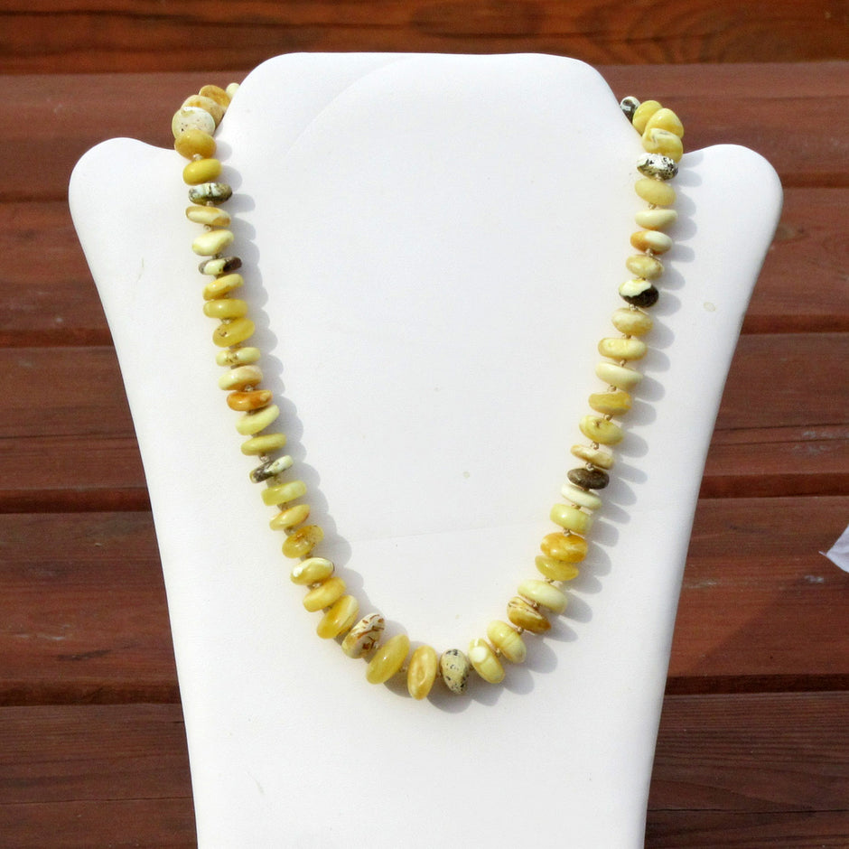 Bernsteinkette aus weißen Scheibchen mit Einschlüssen