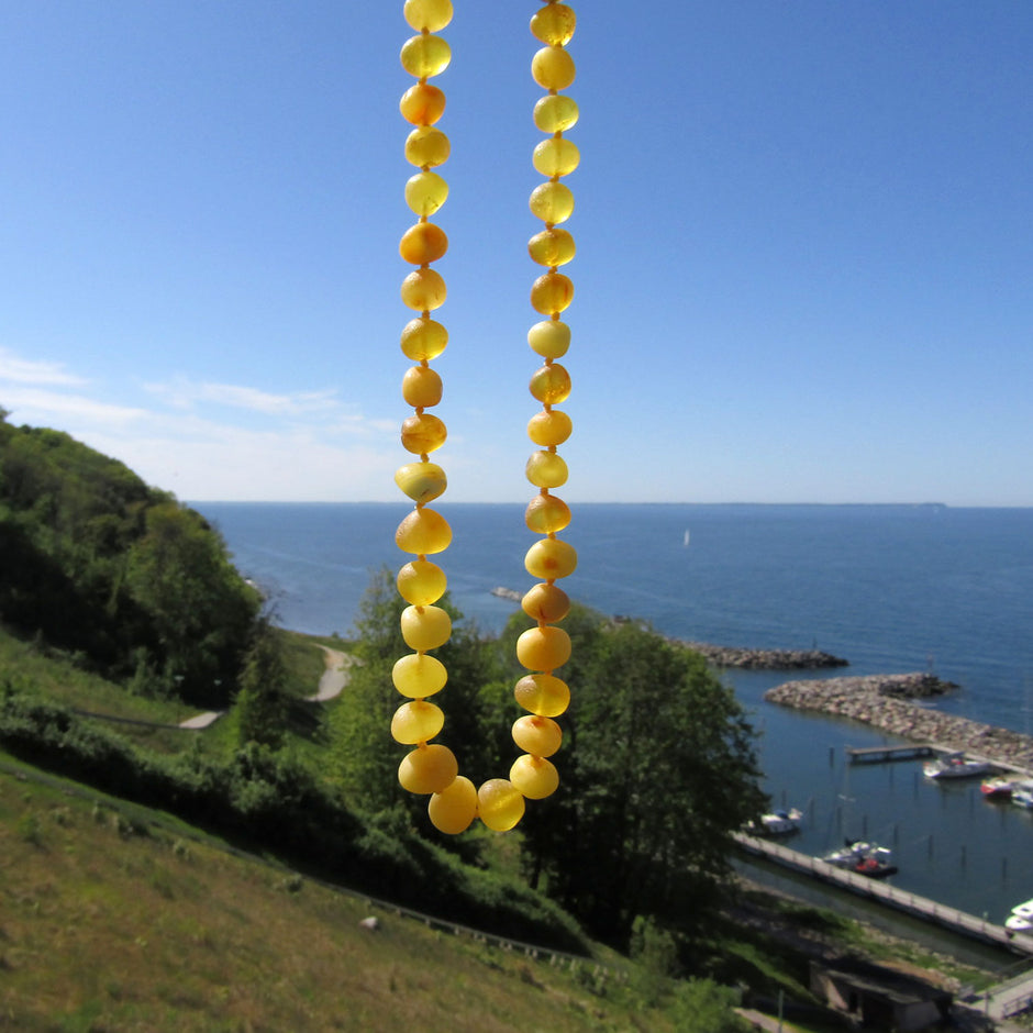 Unpolierte Bernsteinkette aus hellen Steinen, Unikat