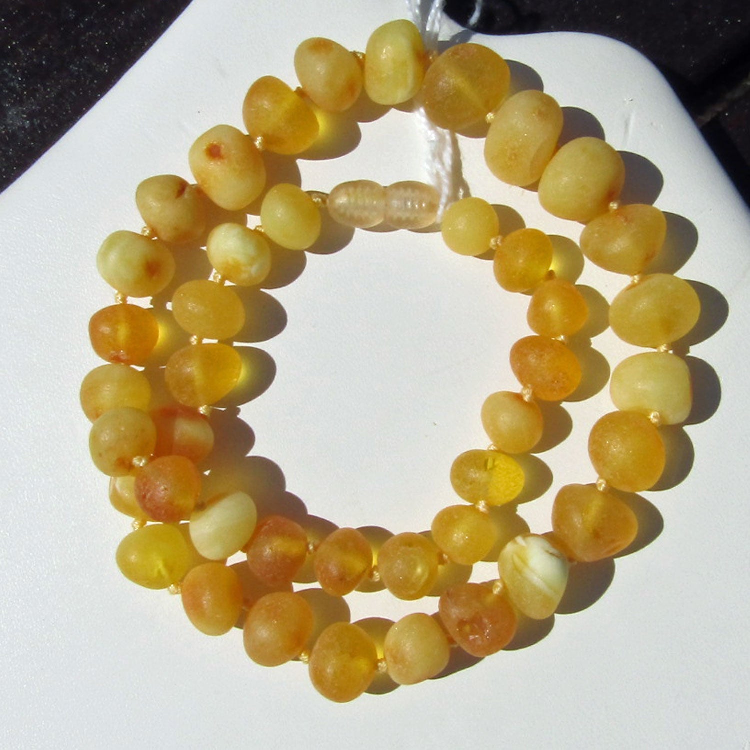 Unpolierte Bernsteinkette aus hellen Steinen, Unikat