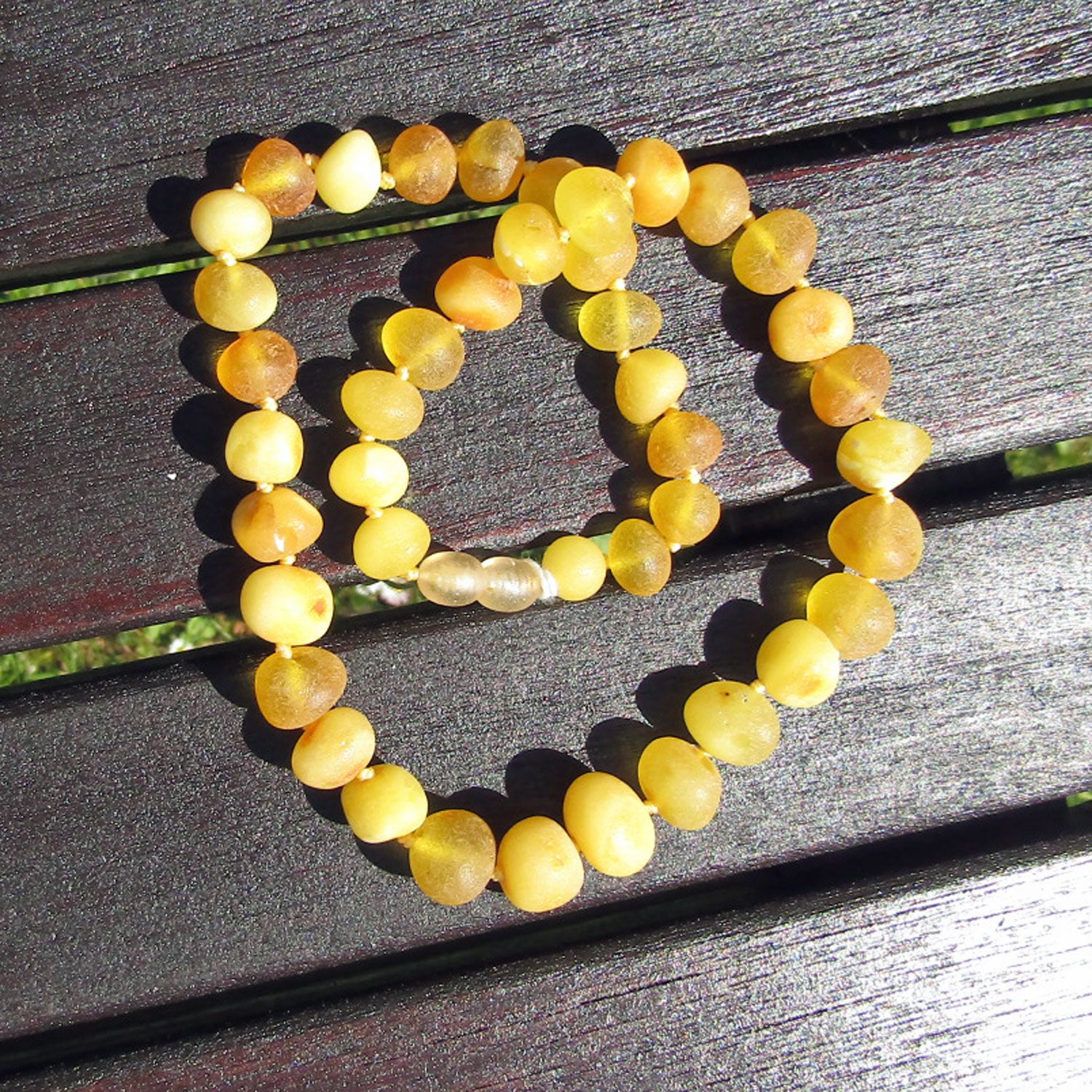 Unpolierte Bernsteinkette aus hellen Steinen, Unikat