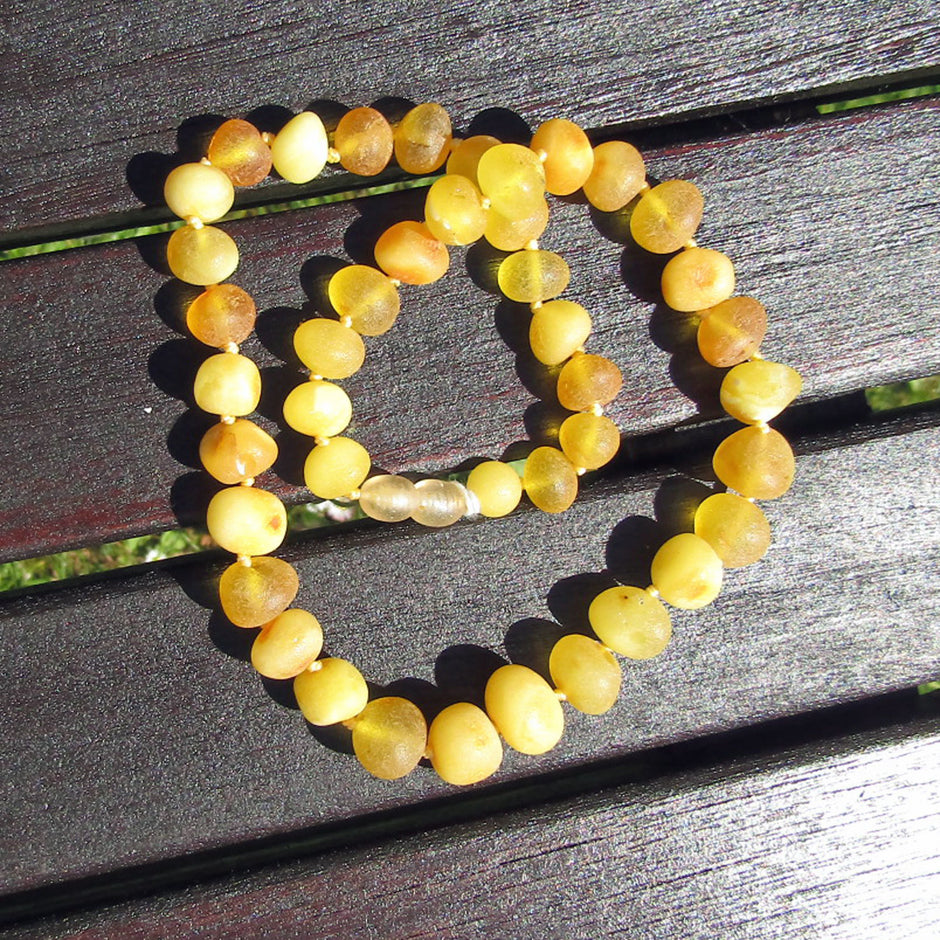 Unpolierte Bernsteinkette aus hellen Steinen, Unikat