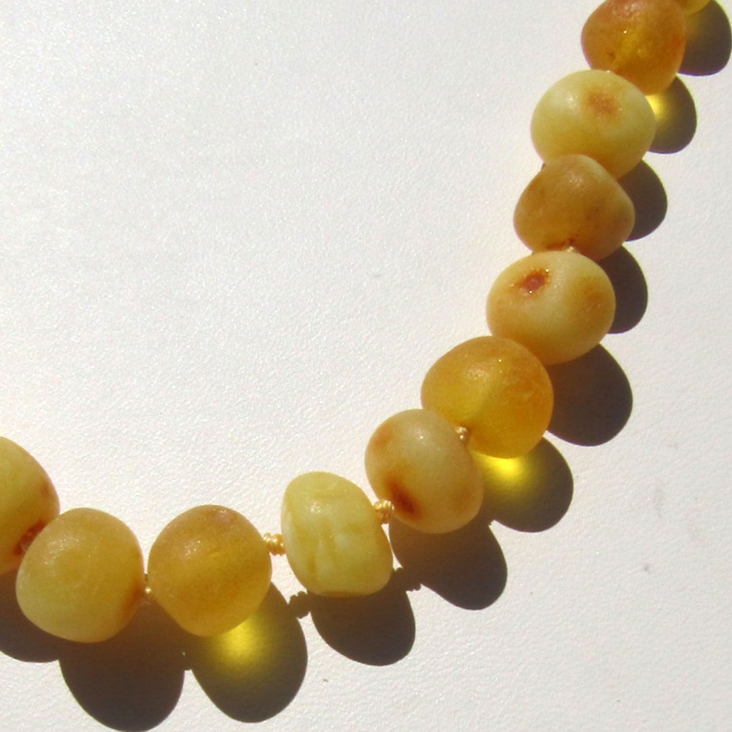Unpolierte Bernsteinkette aus hellen Steinen, Unikat