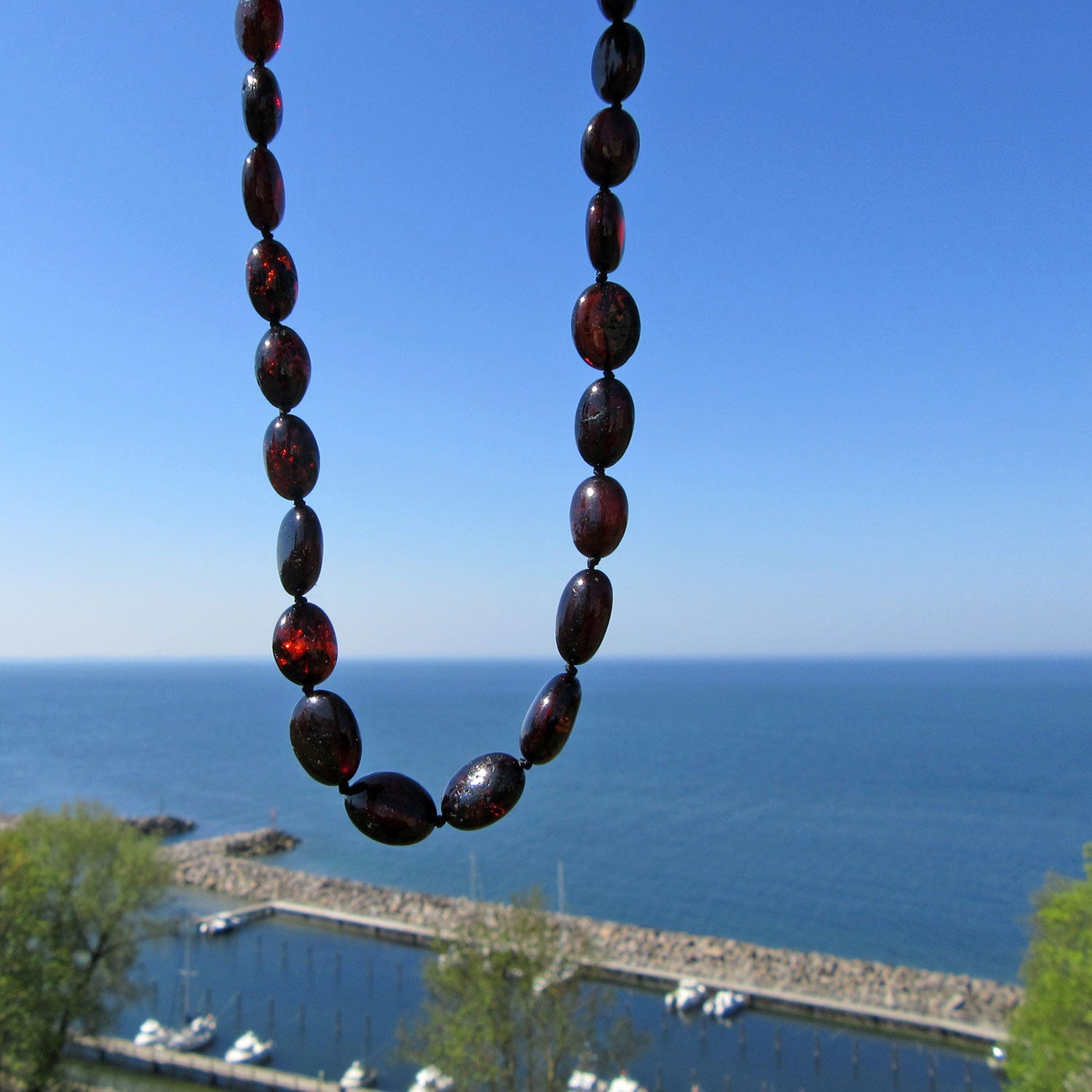 Kirschrote Bernsteinkette in Olivenform, Einzelstück