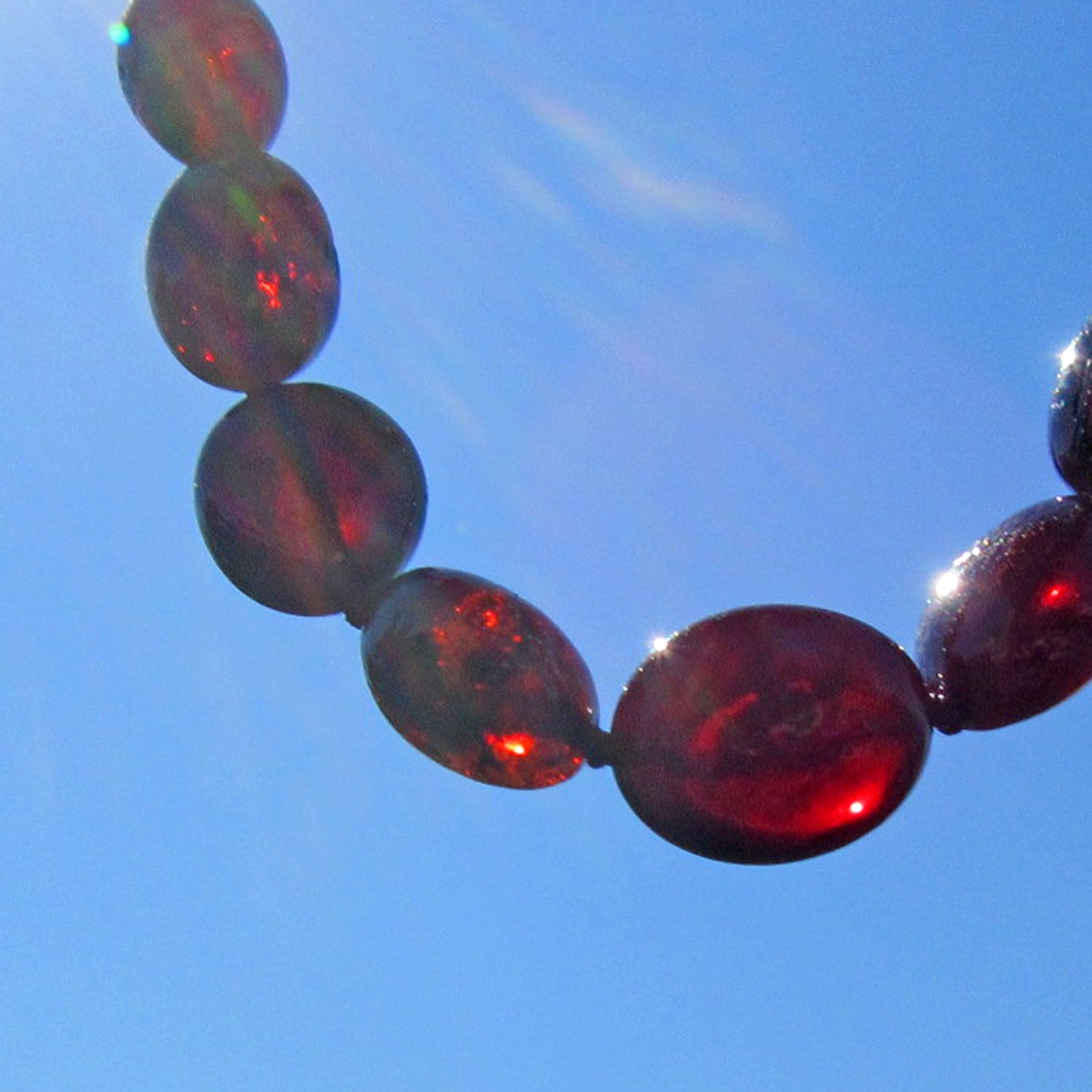 Kirschrote Bernsteinkette in Olivenform, Einzelstück