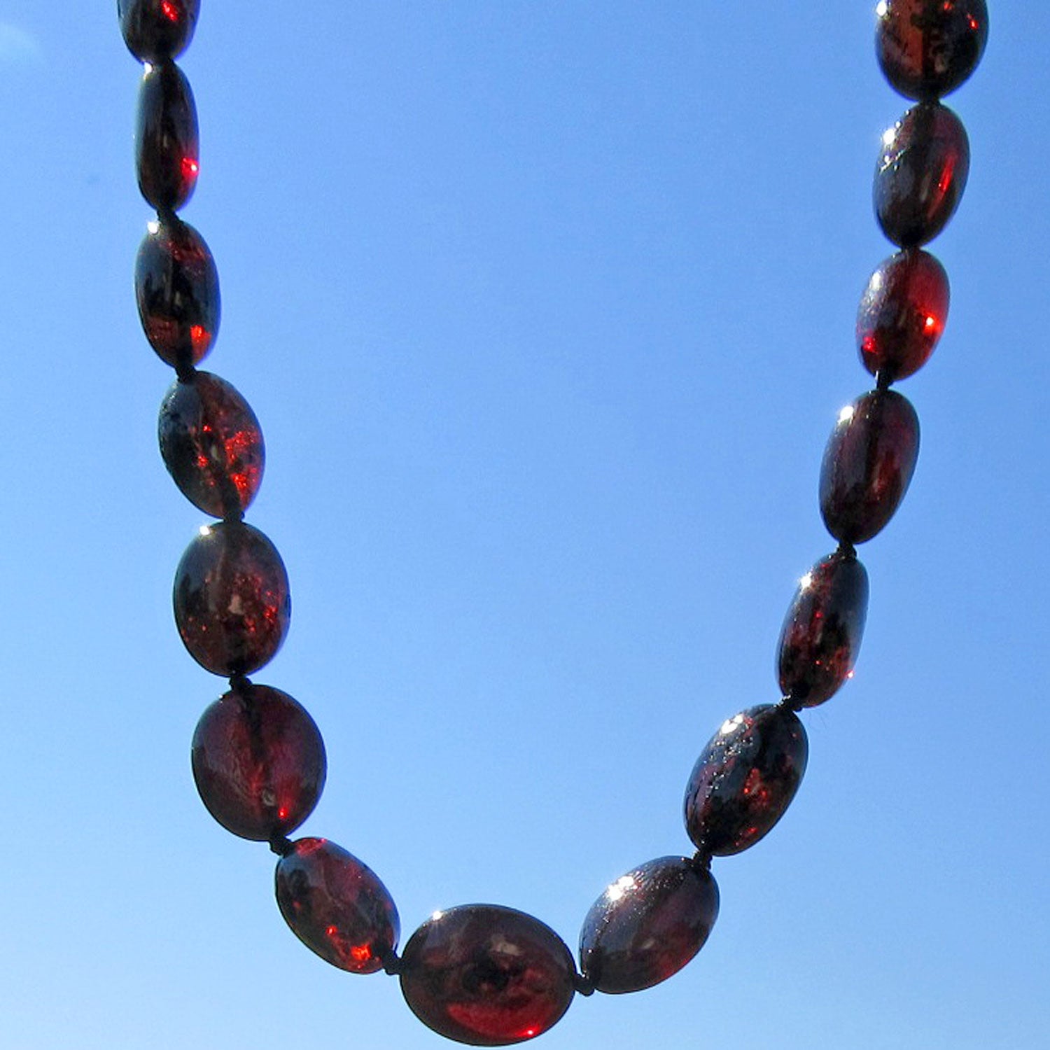 Kirschrote Bernsteinkette in Olivenform, Einzelstück