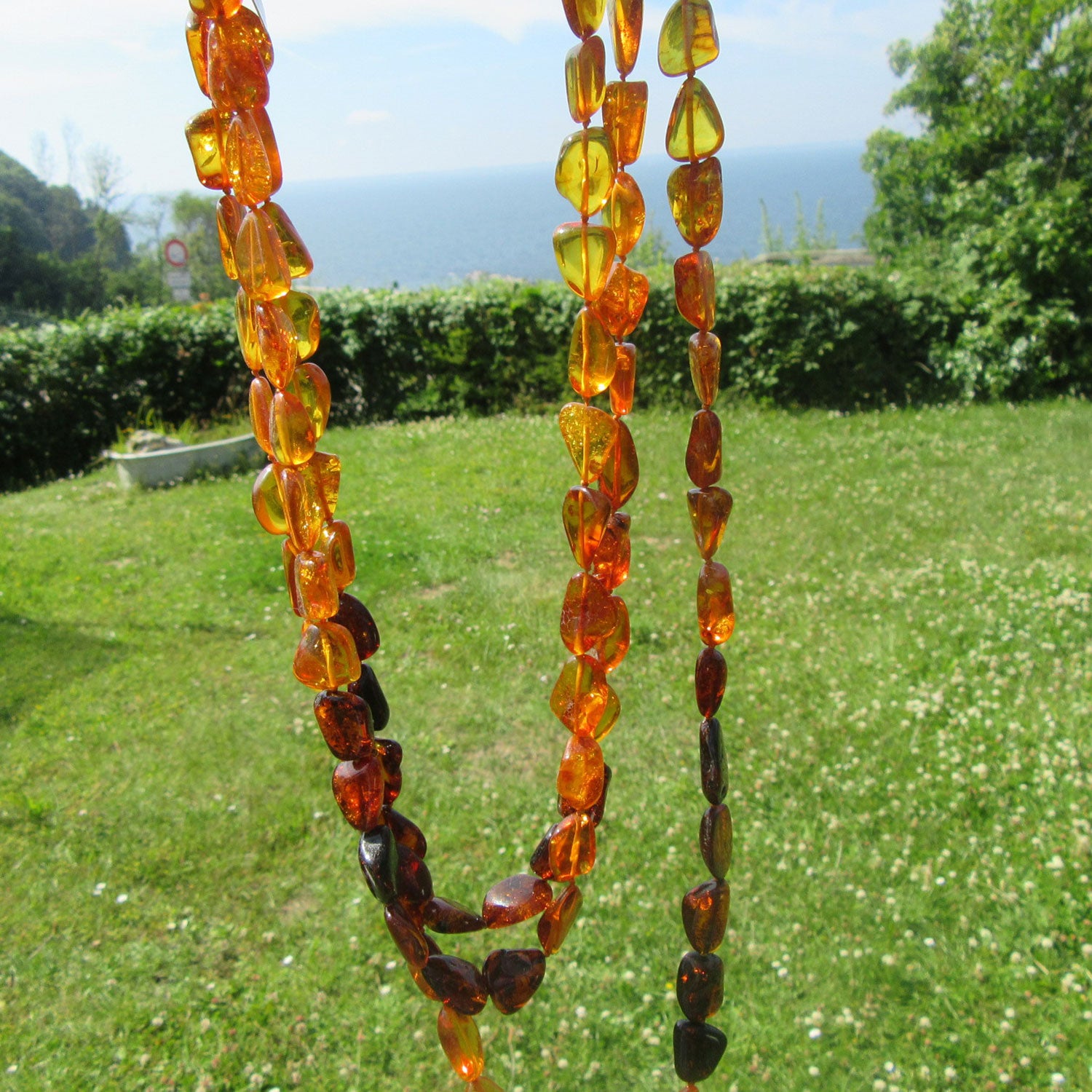 Sehr lange, schicke Kette aus3 verschiedenfarbigen Bernsteinen