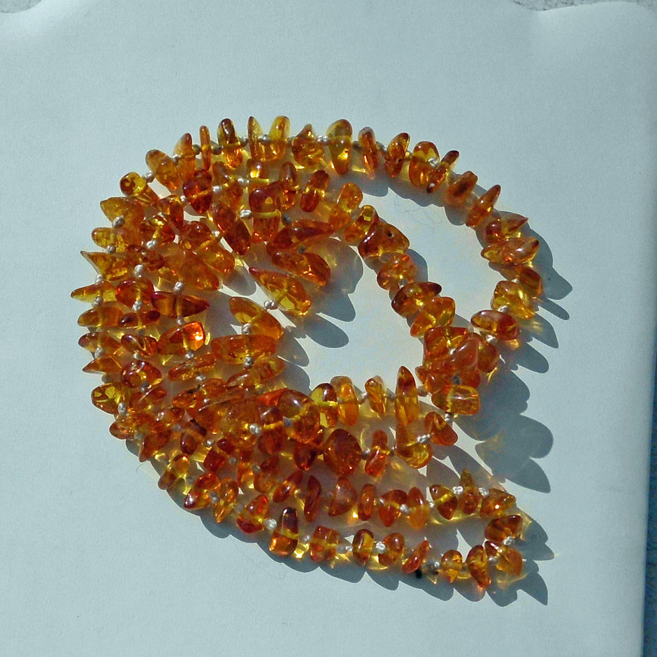 Lange Kette aus kognacfarbenem Bernstein, 120 cm