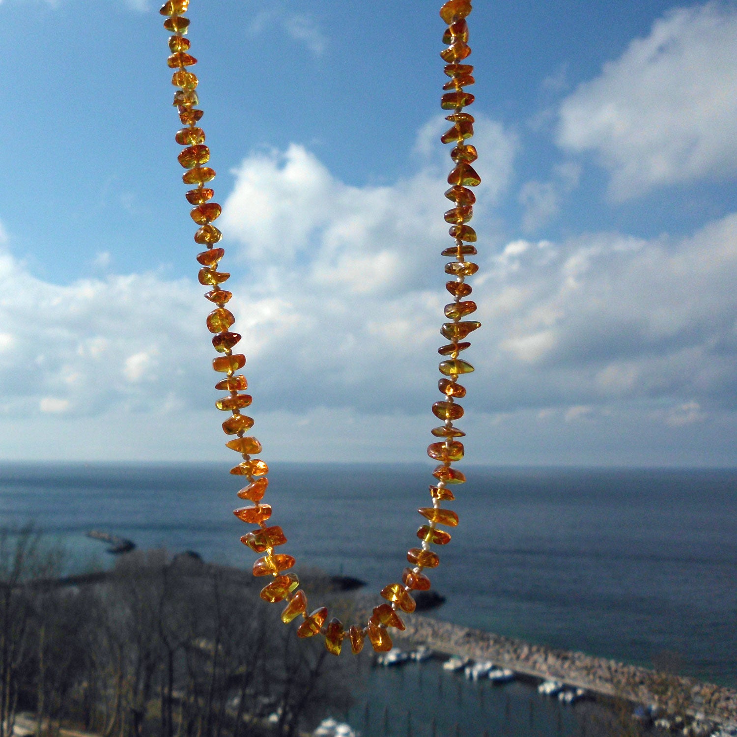 Lange Kette aus kognacfarbenem Bernstein, 120 cm