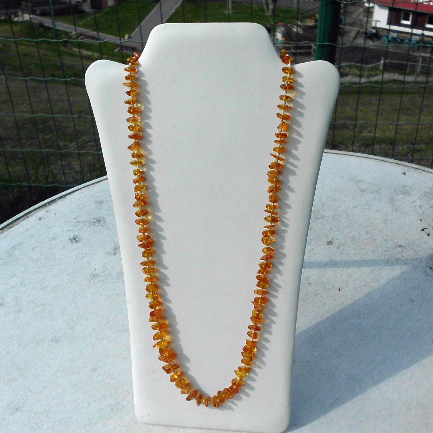 Lange Kette aus kognacfarbenem Bernstein, 120 cm