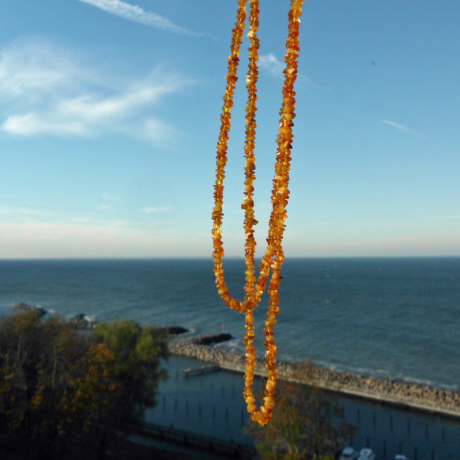 Unpolierte Bernsteinkette in warmen Farbtönen von Rügen