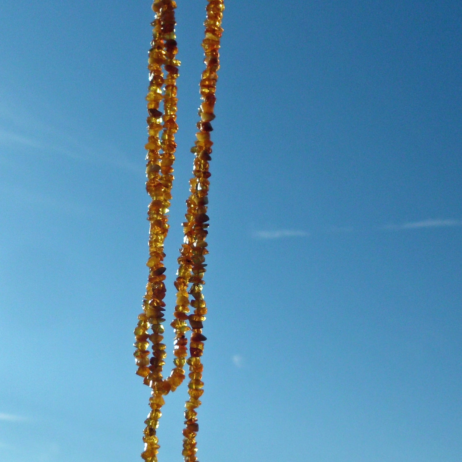 Unpolierte Bernsteinkette in warmen Farbtönen von Rügen