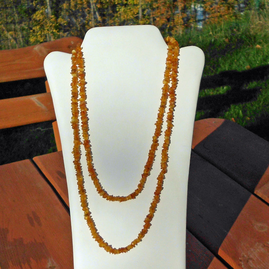 Unpolierte Bernsteinkette in warmen Farbtönen von Rügen