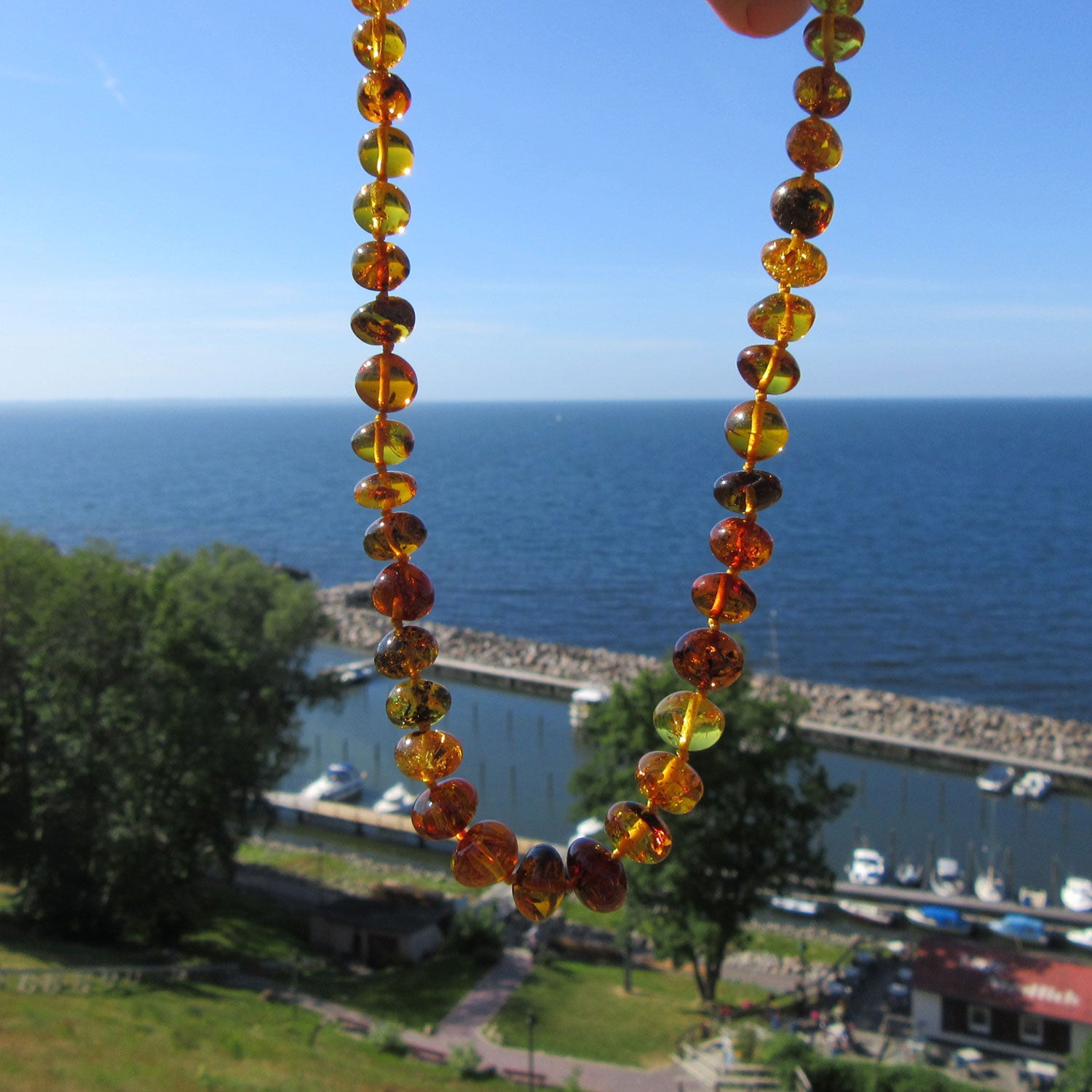 Einzelstück: Kette aus farbigen, unregelmäßigen Bernsteinperlen