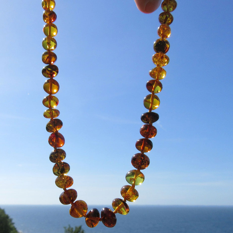 Einzelstück: Kette aus farbigen, unregelmäßigen Bernsteinperlen