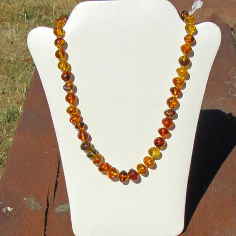 Einzelstück: Kette aus farbigen, unregelmäßigen Bernsteinperlen