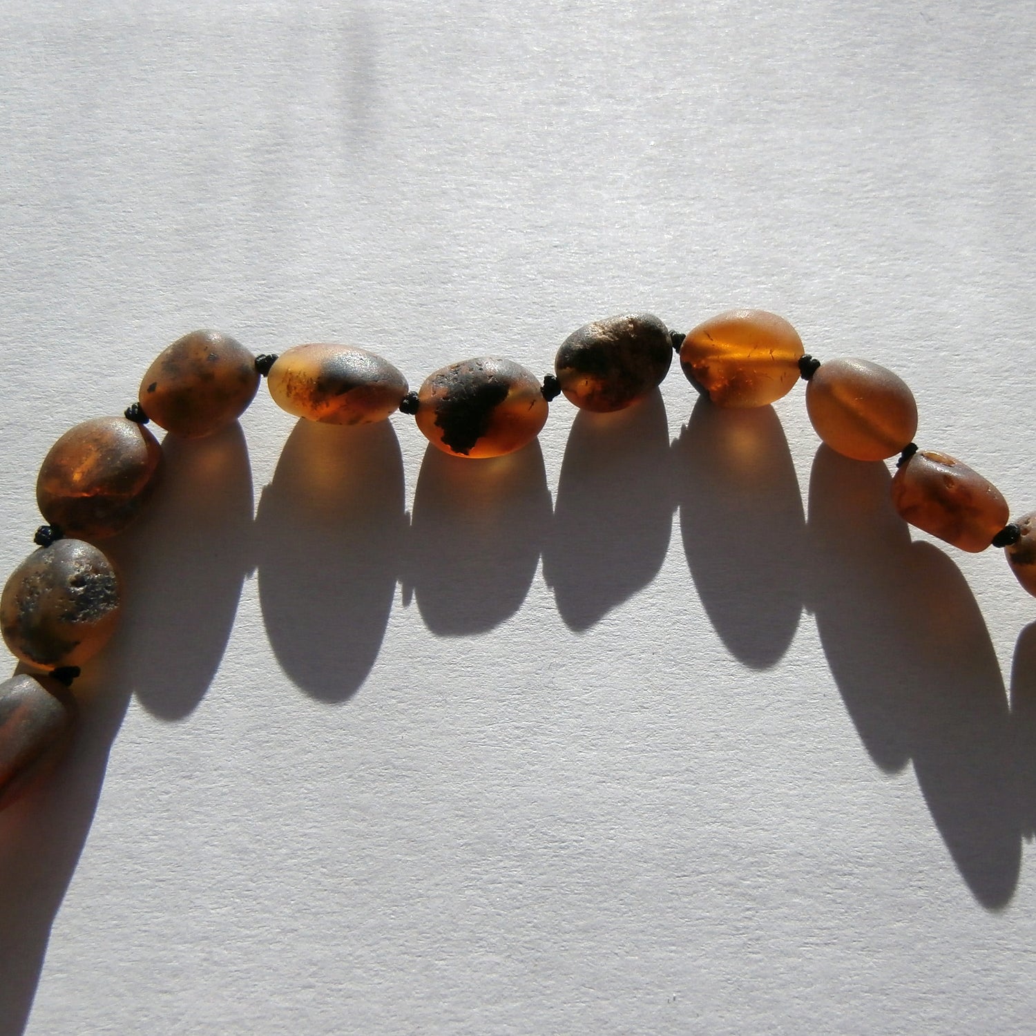 Dunkle Bernsteinkette aus Moorbernstein, unpoliert, Unikat