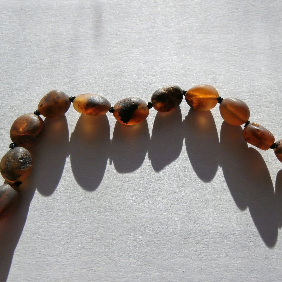 Dunkle Bernsteinkette aus Moorbernstein, unpoliert, Unikat