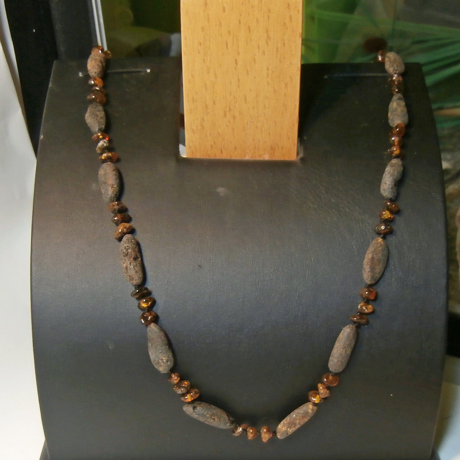 Dunkle Kette aus polierten und unpolierten Moorbernsteinen