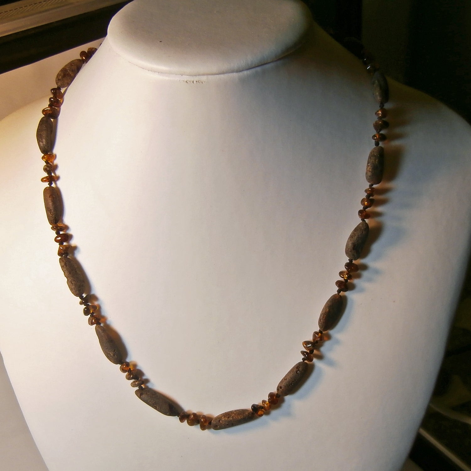 Dunkle Kette aus polierten und unpolierten Moorbernsteinen