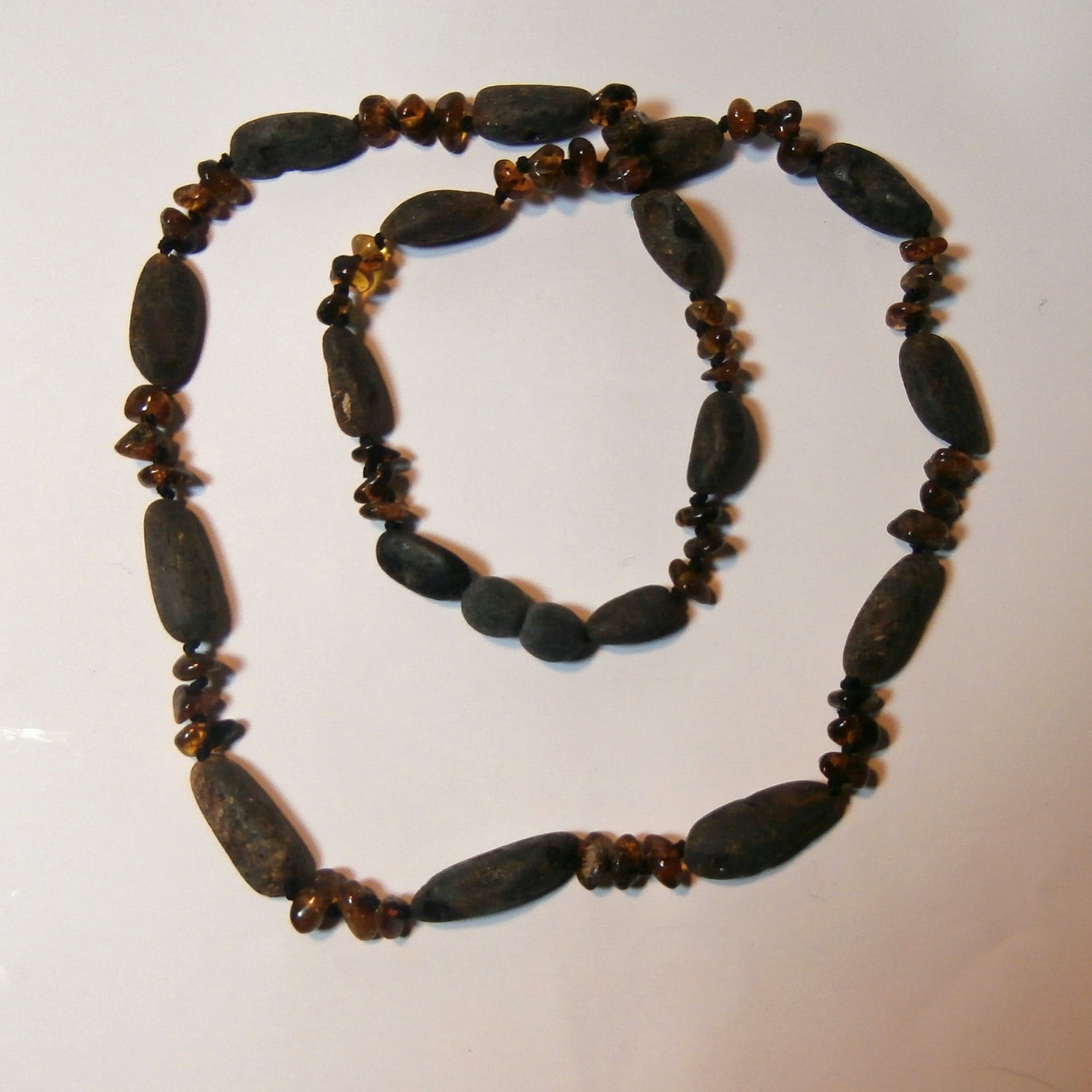 Dunkle Kette aus polierten und unpolierten Moorbernsteinen