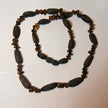 Dunkle Kette aus polierten und unpolierten Moorbernsteinen
