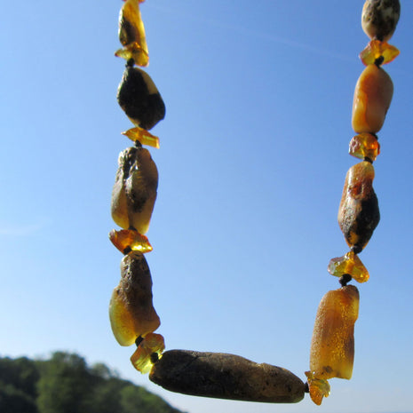 Collier aus dunklen und polierten Bernsteinen, Unikat