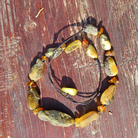 Collier aus dunklen und polierten Bernsteinen, Unikat