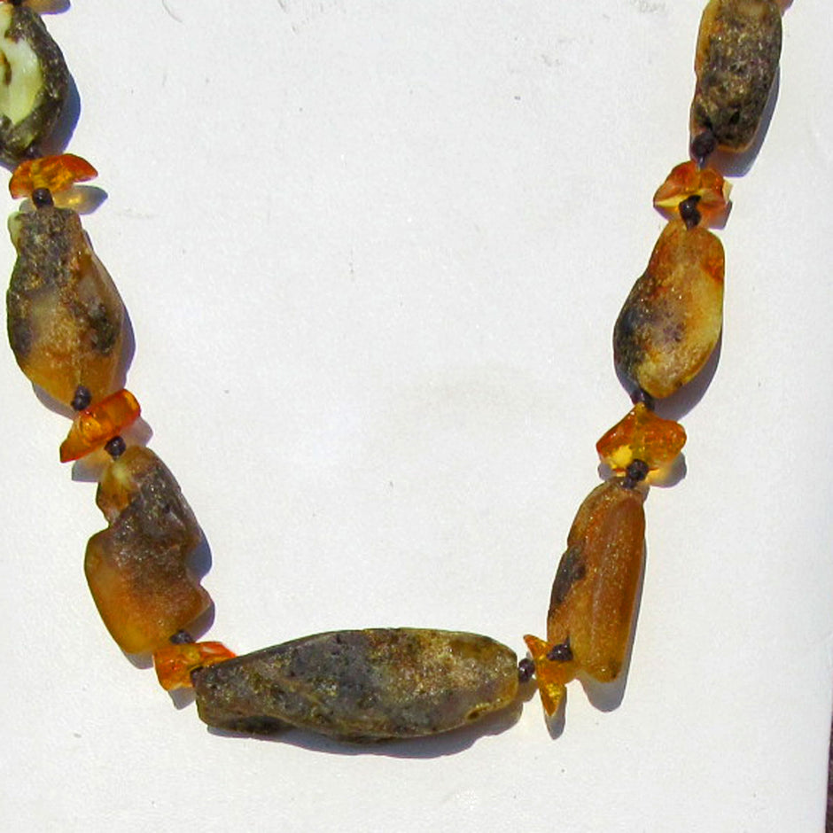 Collier aus dunklen und polierten Bernsteinen, Unikat