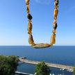 Collier aus dunklen und polierten Bernsteinen, Unikat