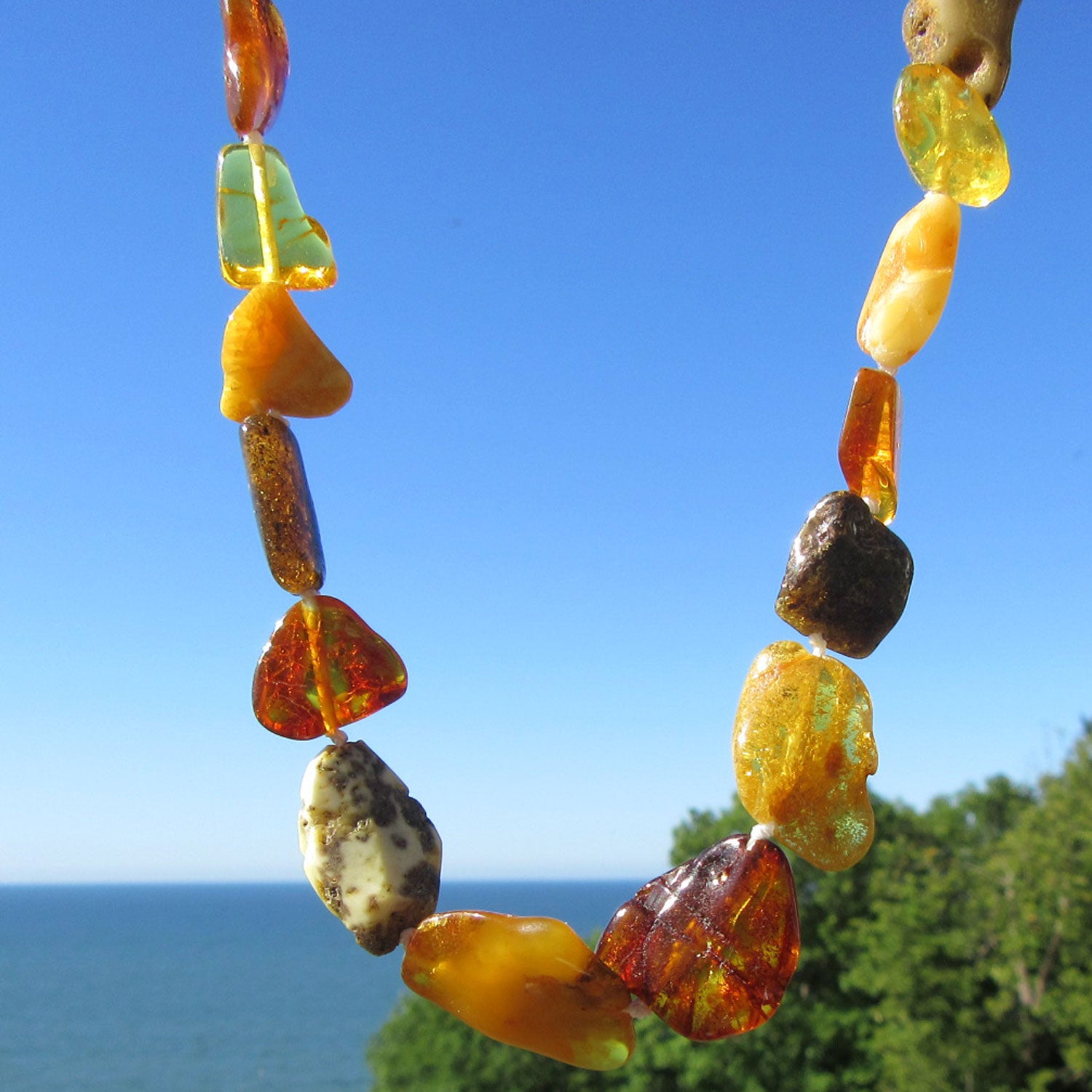 Kette aus flachen, bunten Bernsteinen von der Ostsee-Insel