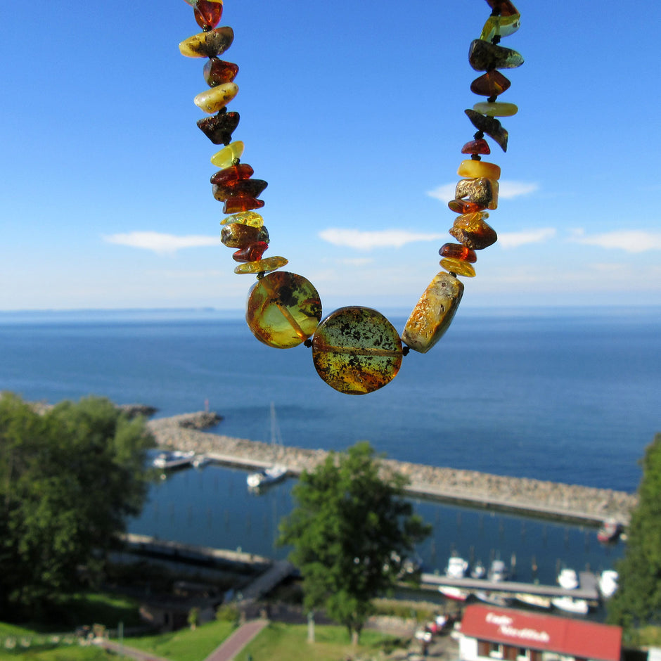 Kette aus bunten Bernsteinsplittern und Scheiben