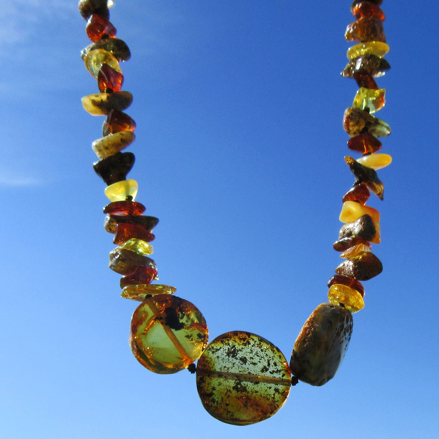 Kette aus bunten Bernsteinsplittern und Scheiben