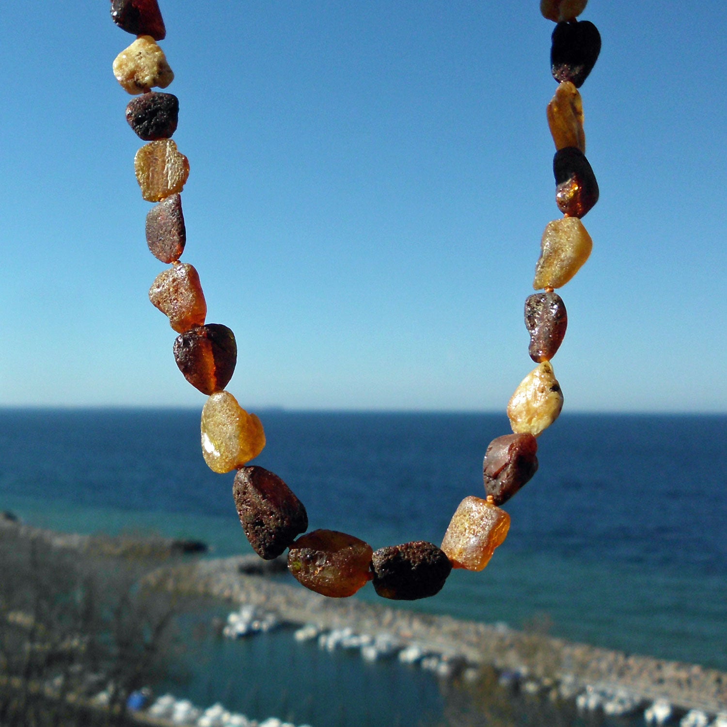 Bernsteinkette aus unpolierten Nuggets in verschiedenen Farben