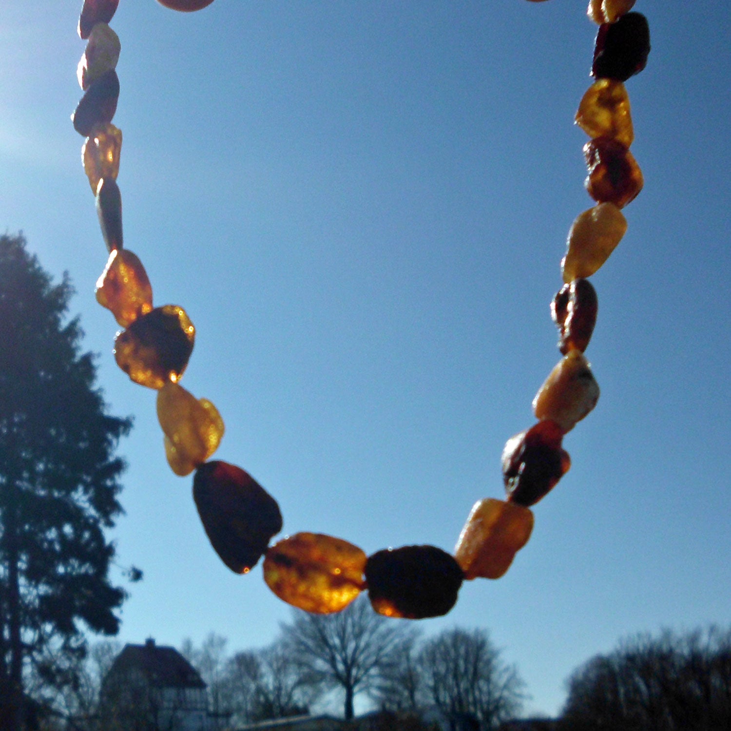 Bernsteinkette aus unpolierten Nuggets in verschiedenen Farben