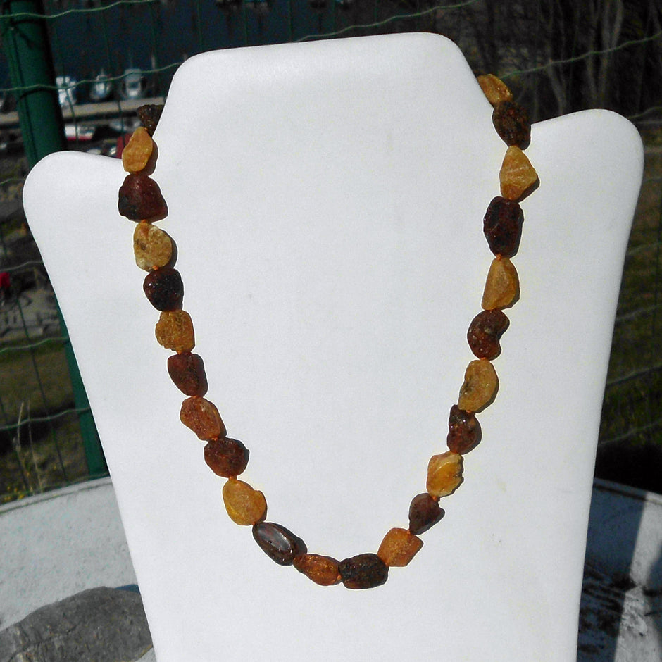 Bernsteinkette aus unpolierten Nuggets in verschiedenen Farben