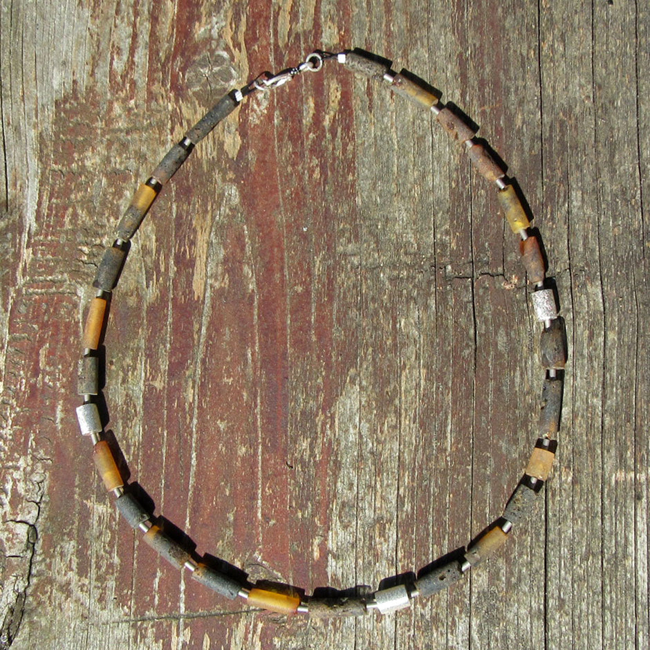 Edle Kette aus Bernstein und gebürstetem Silber